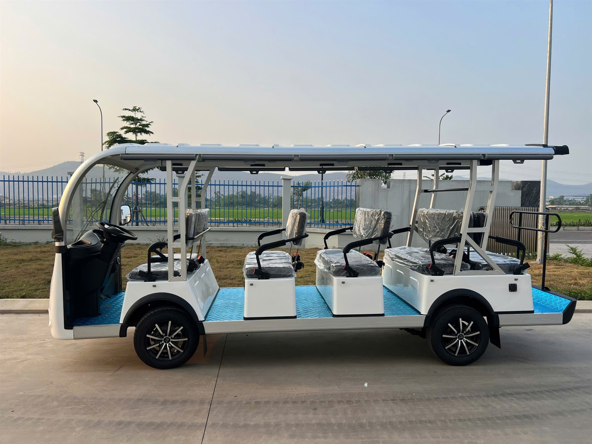 Xe điện chở công nhân